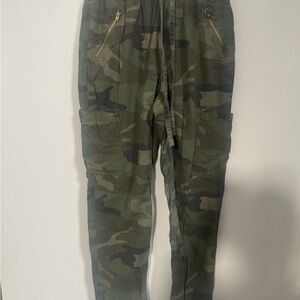Hollister women’s  Camo Cargo Pants in Olive and Dark Green